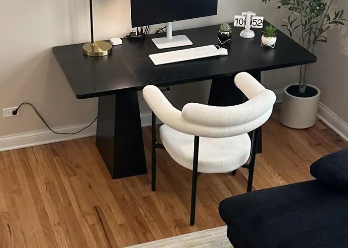 Holiday home Sleeps 26 • Modern Multi-unit • Gym • Workspaces Chicago