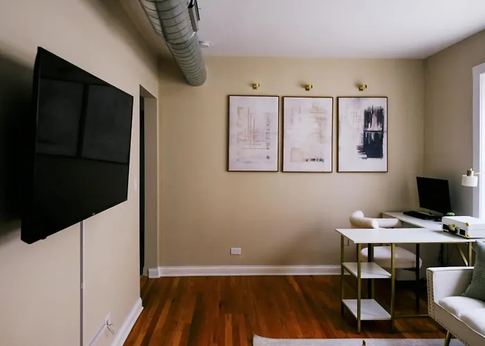 Sleeps 26 • Modern Multi-unit • Gym • Workspaces Holiday home Chicago