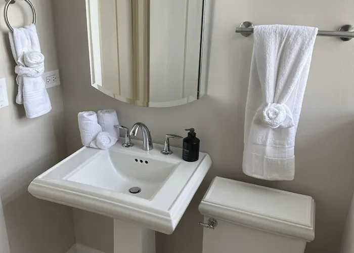 Sleeps 26 • Modern Multi-unit • Gym • Workspaces *