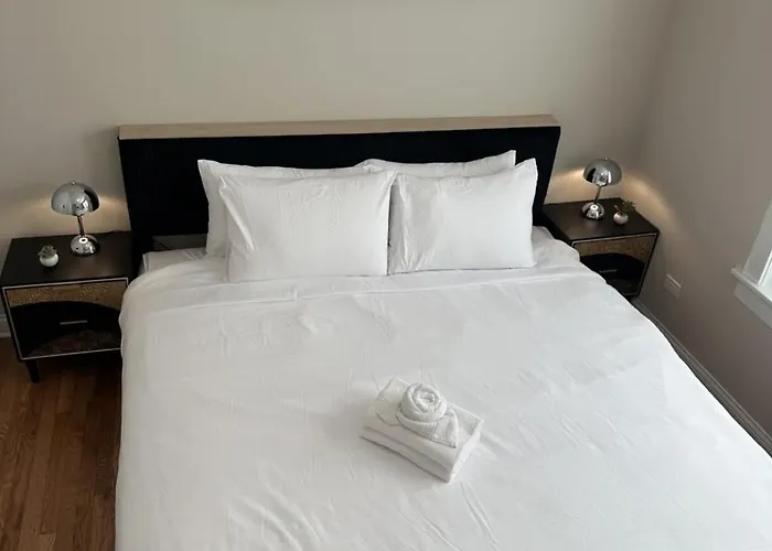 Sleeps 26 • Modern Multi-unit • Gym • Workspaces * Chicago