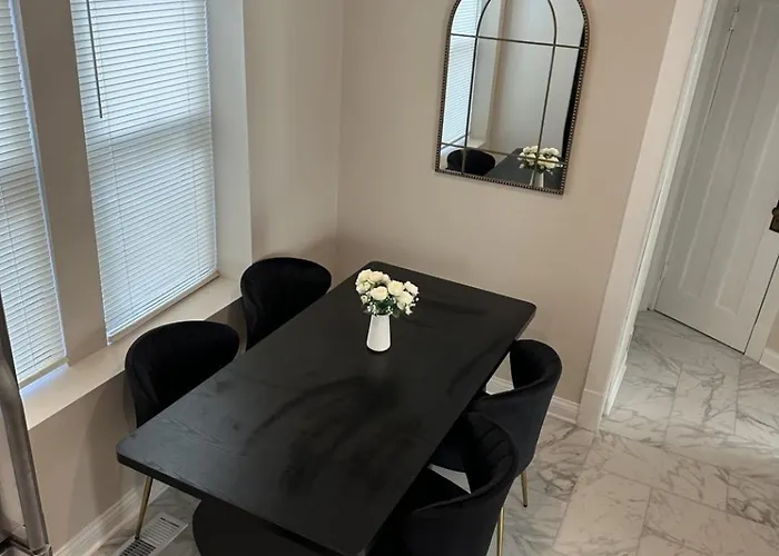 Sleeps 26 • Modern Multi-unit • Gym • Workspaces Holiday home Chicago