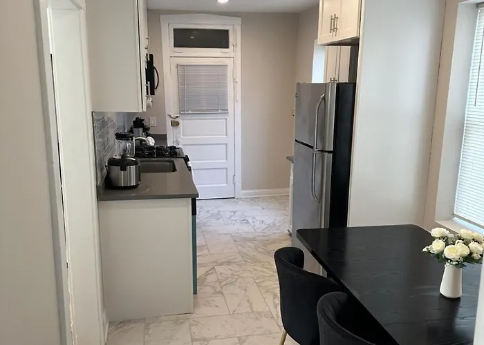 Holiday home Sleeps 26 • Modern Multi-unit • Gym • Workspaces Chicago