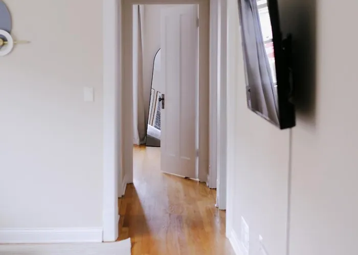 Sleeps 26 • Modern Multi-unit • Gym • Workspaces * Chicago
