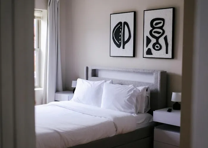 Sleeps 26 • Modern Multi-unit • Gym • Workspaces Holiday home *