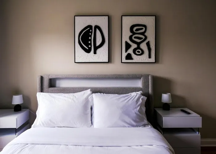 Sleeps 26 • Modern Multi-unit • Gym • Workspaces Chicago