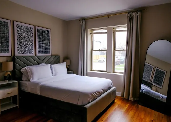 Sleeps 26 • Modern Multi-unit • Gym • Workspaces Holiday home *