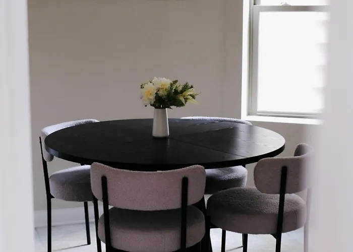 Sleeps 26 • Modern Multi-unit • Gym • Workspaces Holiday home Chicago