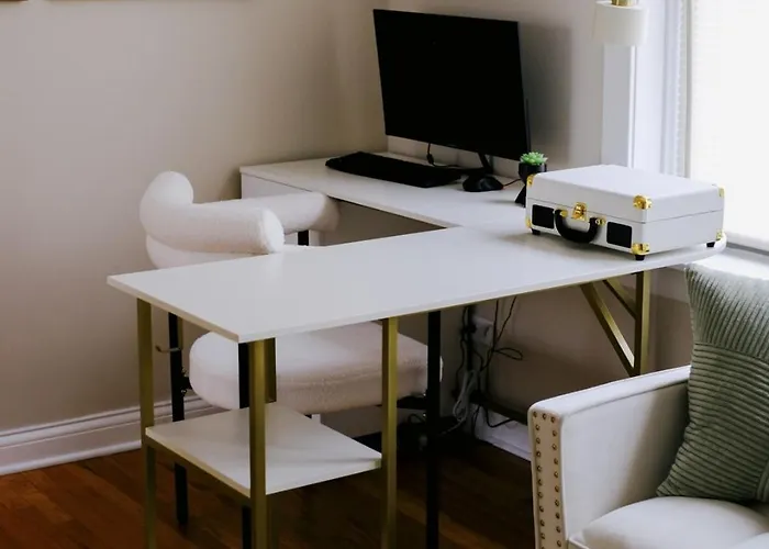 Sleeps 26 • Modern Multi-unit • Gym • Workspaces * Chicago