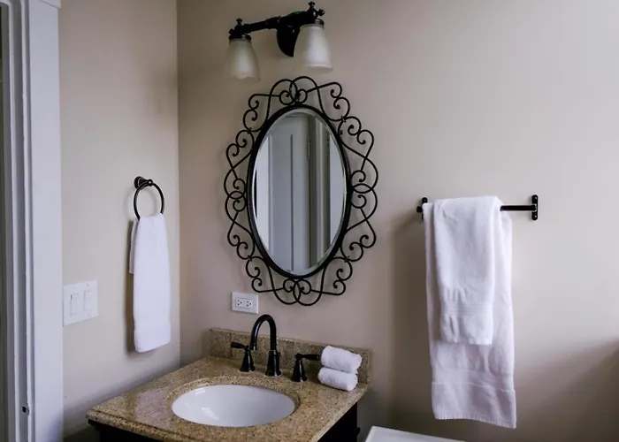 Sleeps 26 • Modern Multi-unit • Gym • Workspaces * Chicago