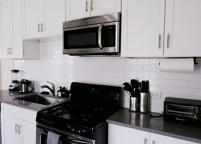 Sleeps 26 • Modern Multi-unit • Gym • Workspaces Chicago