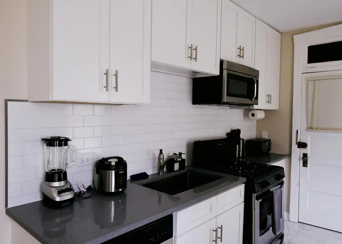 Holiday home Sleeps 26 • Modern Multi-unit • Gym • Workspaces Chicago