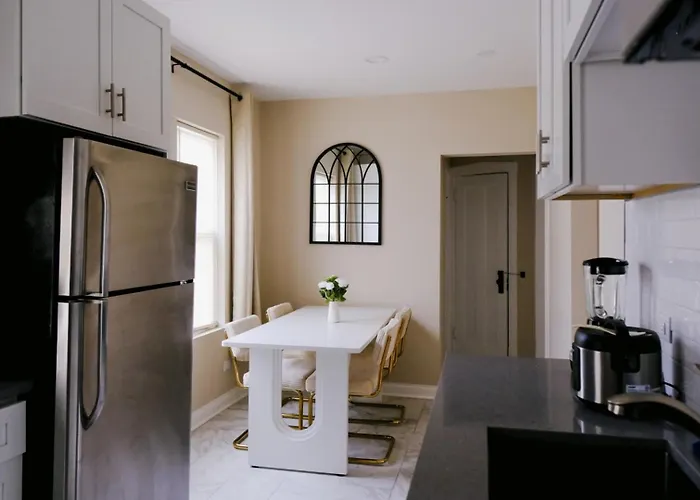 Sleeps 26 • Modern Multi-unit • Gym • Workspaces Holiday home Chicago