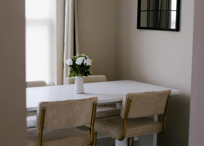 Holiday home Sleeps 26 • Modern Multi-unit • Gym • Workspaces