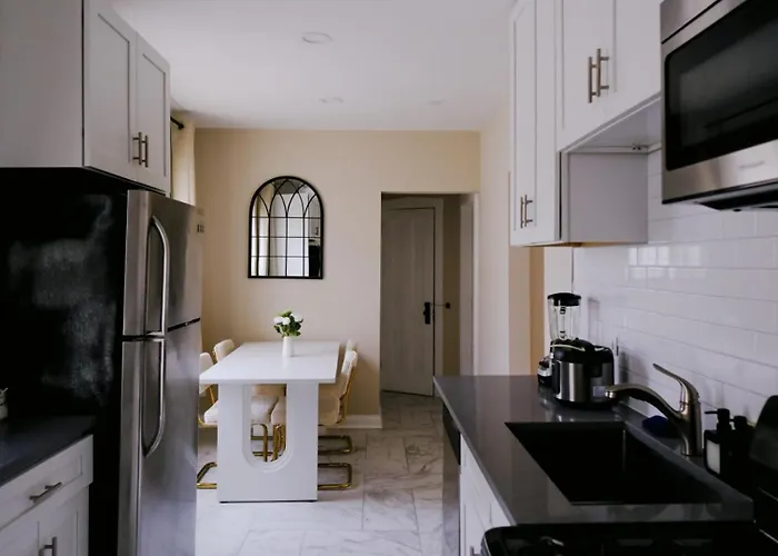 Sleeps 26 • Modern Multi-unit • Gym • Workspaces *
