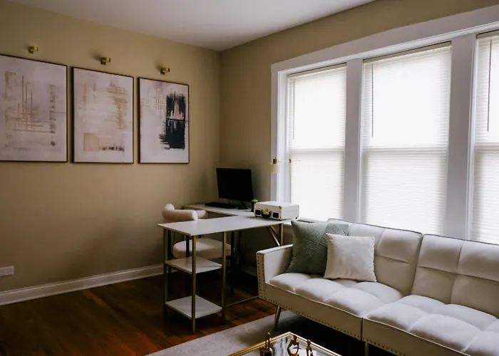 Holiday home Sleeps 26 • Modern Multi-unit • Gym • Workspaces Chicago