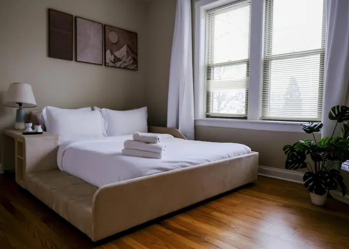 Sleeps 26 • Modern Multi-unit • Gym • Workspaces * Chicago