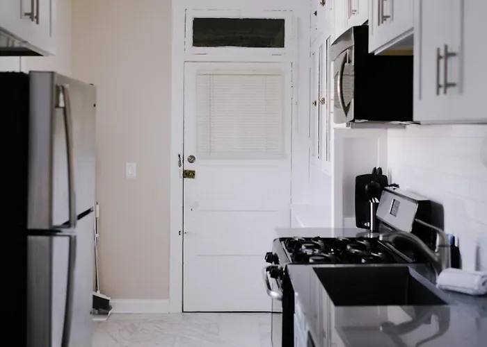 Sleeps 26 • Modern Multi-unit • Gym • Workspaces *