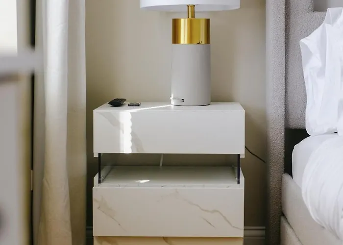 Sleeps 26 • Modern Multi-unit • Gym • Workspaces * Chicago