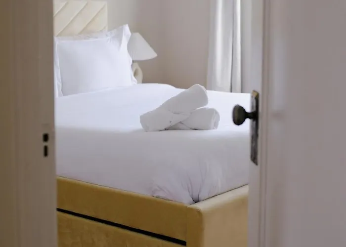 Sleeps 26 • Modern Multi-unit • Gym • Workspaces *