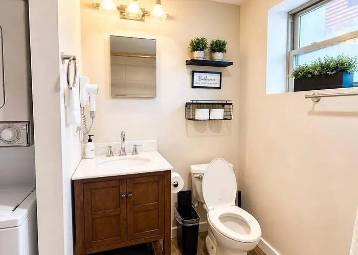 Sleeps 26 • Modern Multi-unit • Gym • Workspaces * Chicago