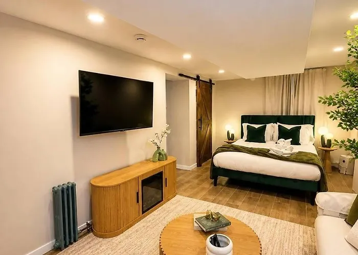Holiday home Sleeps 26 • Modern Multi-unit • Gym • Workspaces *