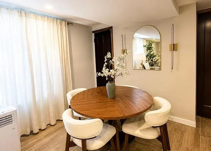 Holiday home Sleeps 26 • Modern Multi-unit • Gym • Workspaces
