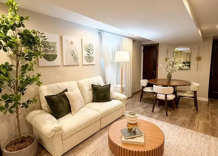 Sleeps 26 • Modern Multi-unit • Gym • Workspaces Chicago