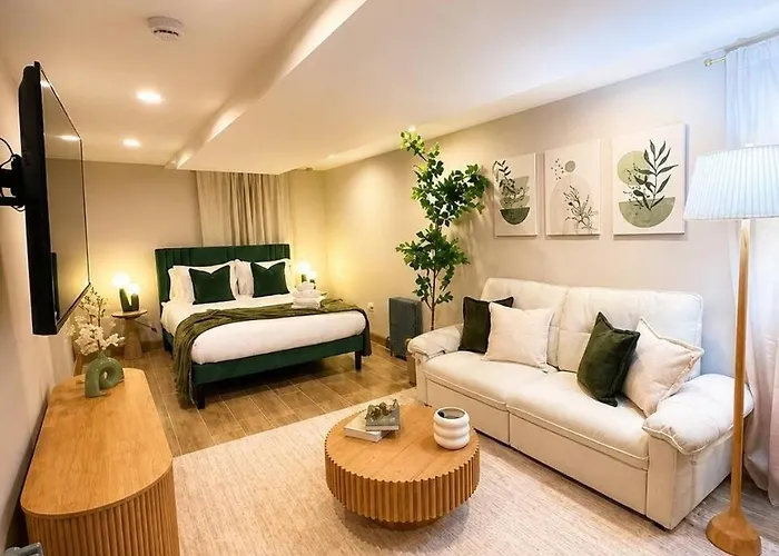 Holiday home Sleeps 26 • Modern Multi-unit • Gym • Workspaces *