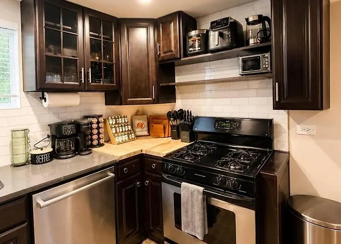 Sleeps 26 • Modern Multi-unit • Gym • Workspaces *