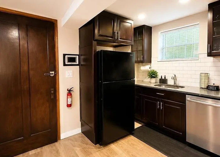 Sleeps 26 • Modern Multi-unit • Gym • Workspaces *